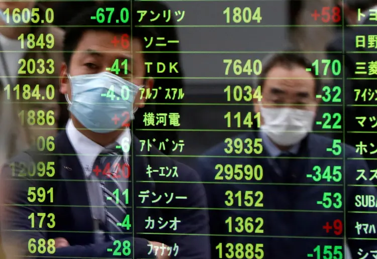 BOLSA EM TÓQUIO: índice subiu 4,88% com possível novo pacote de 1 trilhão de dólares para impulsionar a economia japonesa (Issei Kato/Reuters)