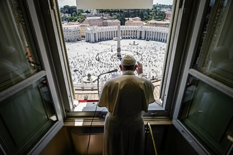 Papa Francisco é vulnerável à covid-19 por conta de uma doença. Vaticano, no entanto, não disse se ou quando ele seria vacinado. (Vatican Media/Reuters)