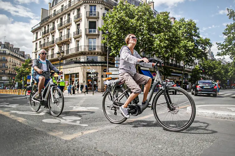 Bicicletas: governos estão tentando reanimar a economia, mas não podem depender totalmente do transporte público para levar os trabalhadores ao emprego.  (Benoit Tessier/Reuters)