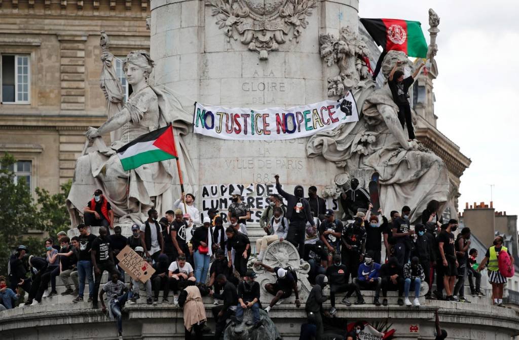 Multidão vai às ruas de Paris em protesto antirracismo; polícia reprime