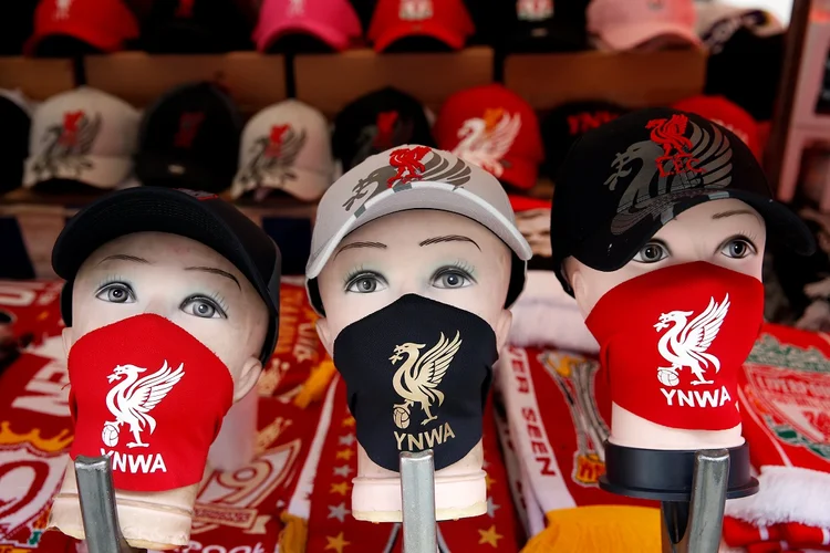 MÁSCARAS DO LIVERPOOL:  faltam 90 jogos para o fim do campeonato mais rico do mundo (Phil Noble/Reuters)