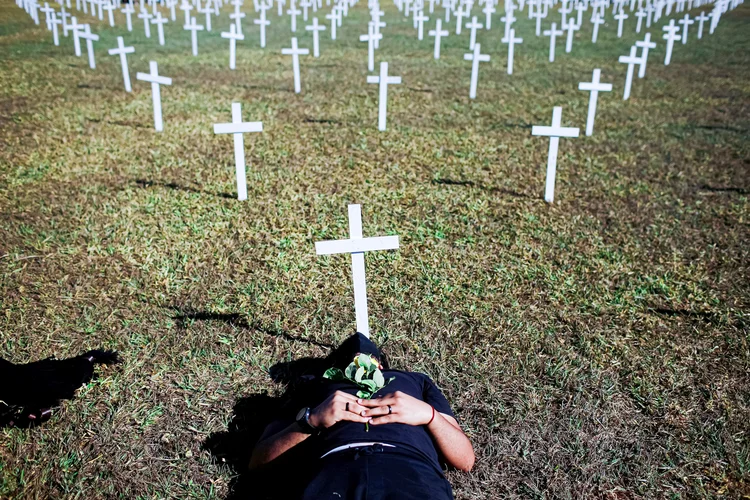 Com 100.000 mortos pela covid-19, Congresso e STF decretam luto às vítimas da doença (Adriano Machado/Reuters)