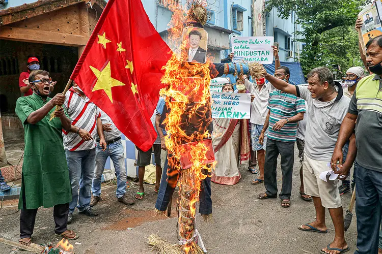 Manifestantes indianos queimam bandeira da China: conflito entre os países neste mês acirrou os ânimos, mas, desde o começo da pandemia, indianos já culpavam chineses por coronavírus (Rupak De Chowdhuri/Reuters)