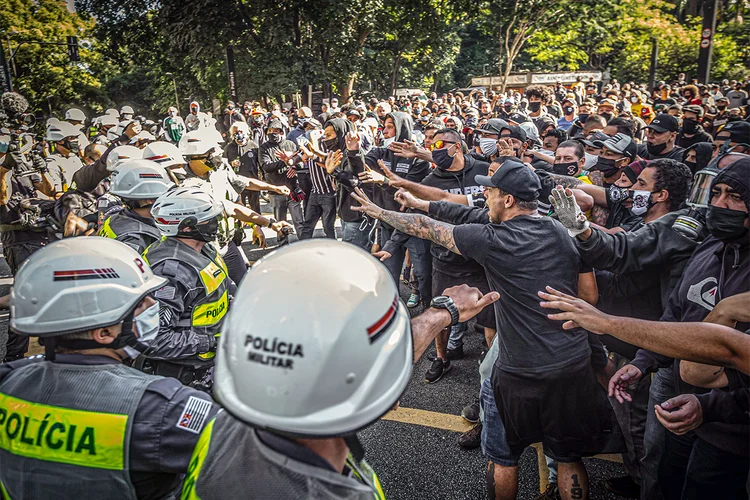 Torcedores fazem ato a favor da democracia e contra Bolsonaro, neste domingo, (31) na Av. Paulista, SP (TABA BENEDICTO/Estadão Conteúdo)