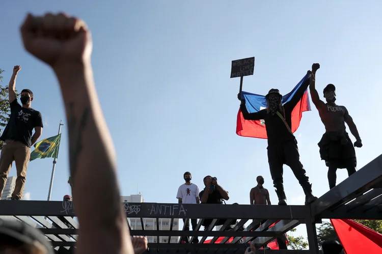 Protesto antirracista e contra o presidente Jair Bolsonaro em São Paulo: ato teve presença de mais de 3.000 pessoas (Amanda Perobelli/Reuters)