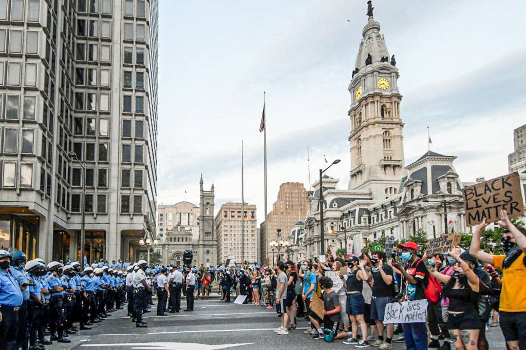 EUA têm maiores atos antirracistas até agora e protestos chegam à Europa