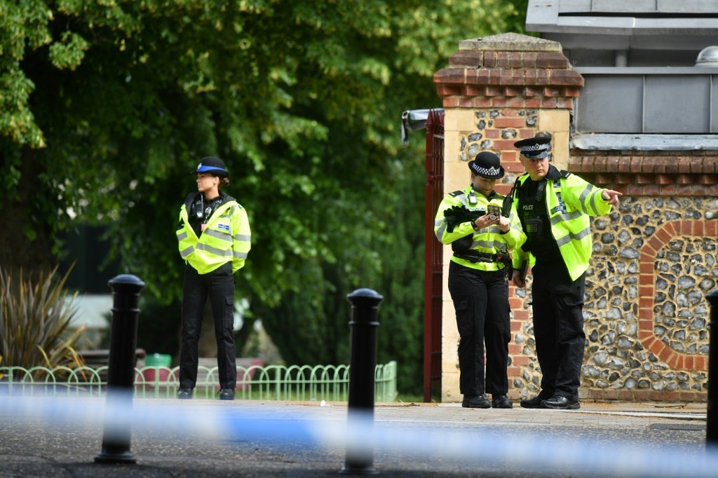 Ataque com faca deixa mortos na Inglaterra; polícia considera "terrorismo"