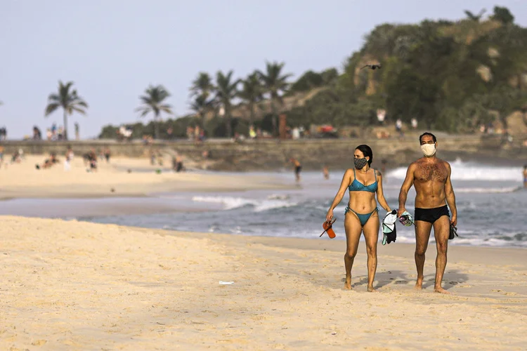 Casal em praia no Rio de Janeiro: reabertura na cidade será gradual (Ricardo Moraes/Reuters)