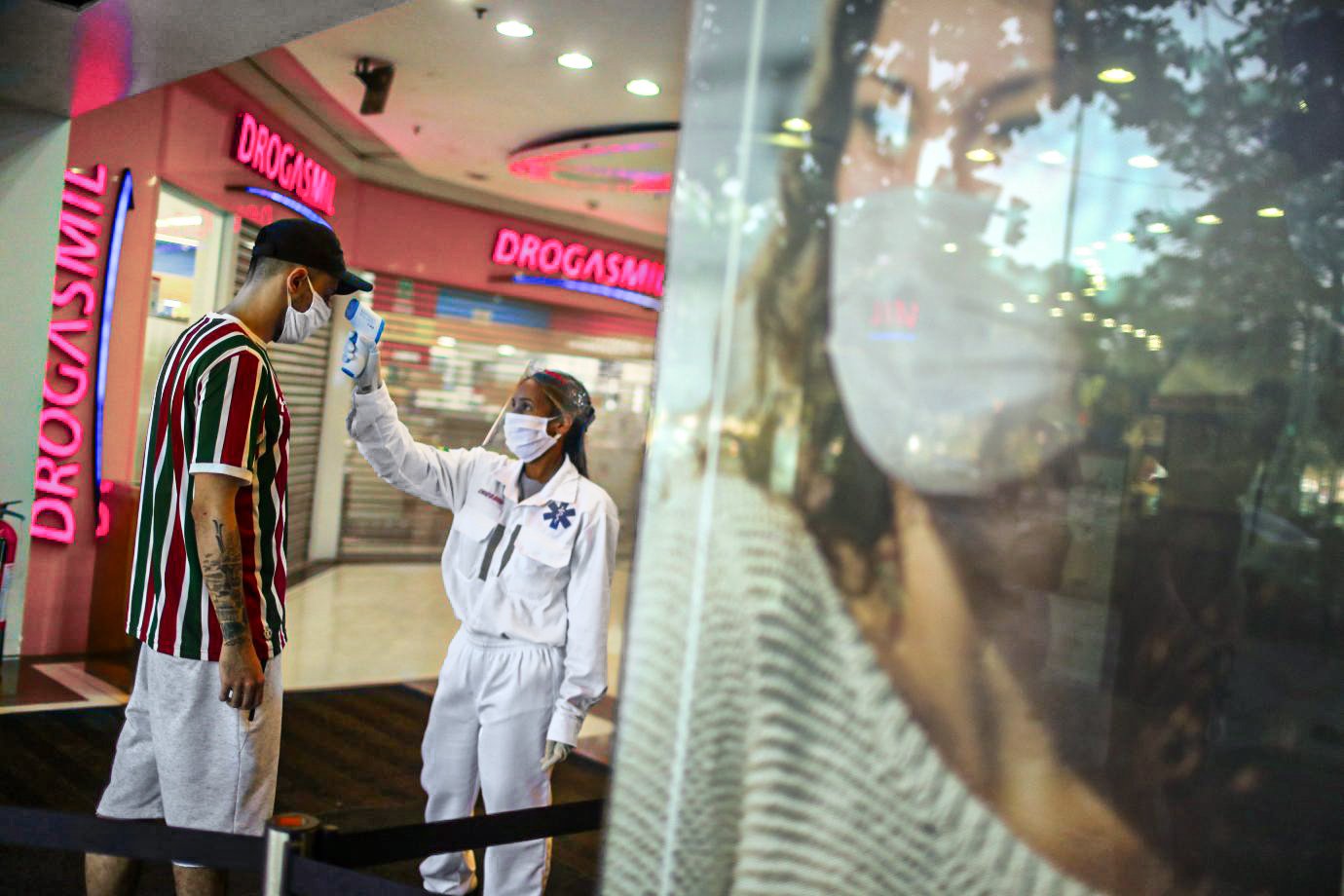 Infectologista critica abertura de shoppings: "Desconheço a razão técnica"