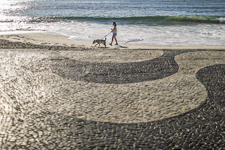 Copacabana, Rio de Janeiro: em processo de reabertura gradual, cidade tem movimento nas praias e nos calçadões (Pilar Olivares/Reuters Brazil)