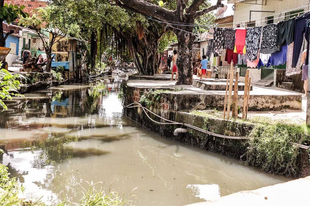 No Brasil, cerca de metade da população não conta com acesso à rede de esgoto e 35 milhões de pessoas não usufruem de água potável (Getty Images/Buda Mendes)