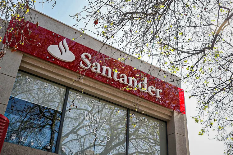 Santander: na segunda fase do Pronampe, o banco privado começou a operar a linha e emprestou 1,3 bilhão de reais no primeiro dia de operação (Rodrigo Garrido/Reuters)