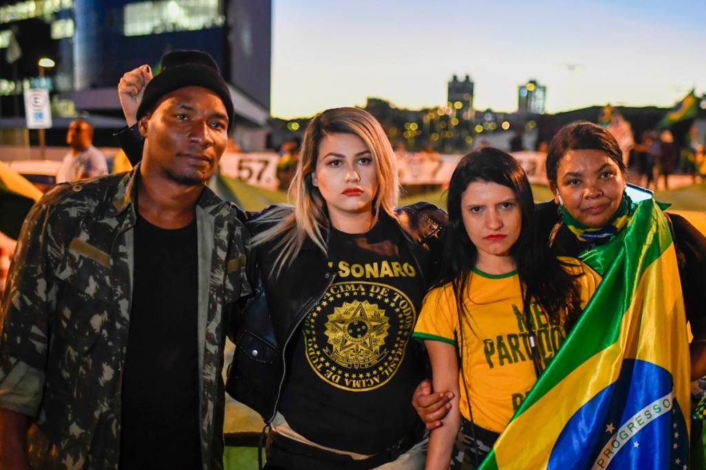 Sara Winter, aliada de Bolsonaro, pede "liberdade imediata" ao STF