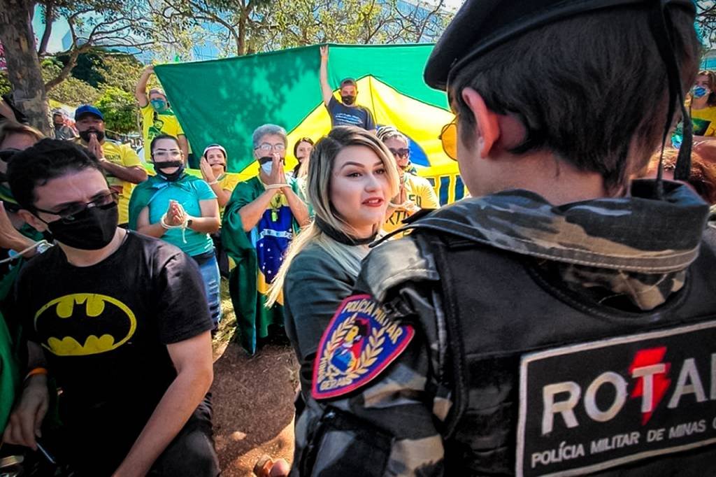 Sara Winter: militante bolsonarista foi presa em investigação que apura financiamento do grupo "300 do Brasil" (Reprodução/Reprodução)
