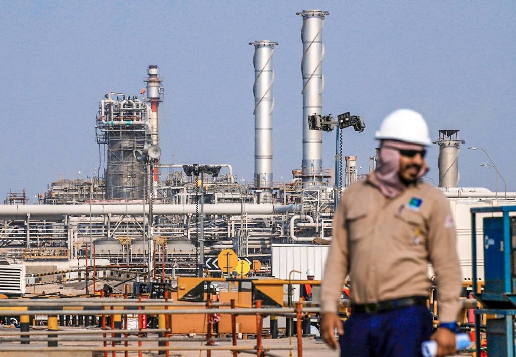 Saudi Aramco demite centenas em meio à crise no petróleo, dizem fontes
