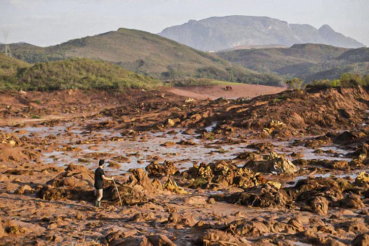 O acidente, em novembro de 2015, ocasionou uma avalanche de rejeitos, contaminou uma ampla área, matou 19 pessoas e deixou centenas de desabrigados. (Ricardo Moraes/Reuters)