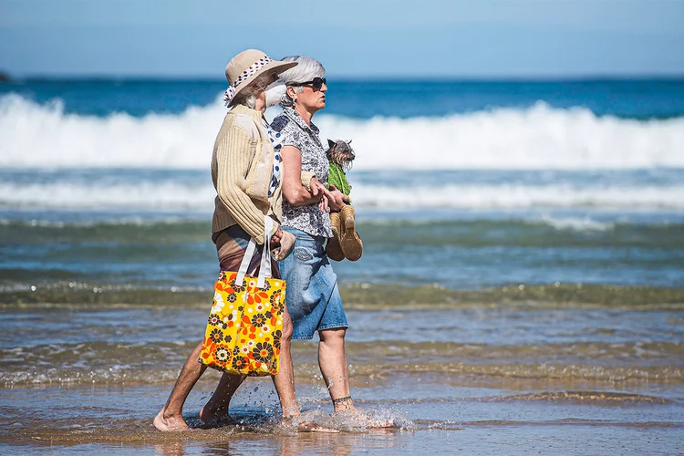 Mulheres caminham na praia de San Sebastian, na Espanha, durante pausa da quarentena (Ander Gillenea/AFP)