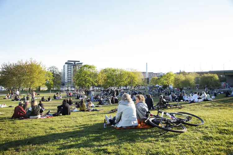 Grupos em parque de Tantolunden em Estocolmo, na Suécia, no dia 22 de maio (Loulou D'Aki/Bloomberg)