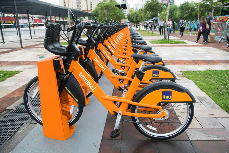 Bicicletas tem sido estimuladas para evitar a aglomeração de pessoas nos transportes públicos (Tembici/Divulgação)