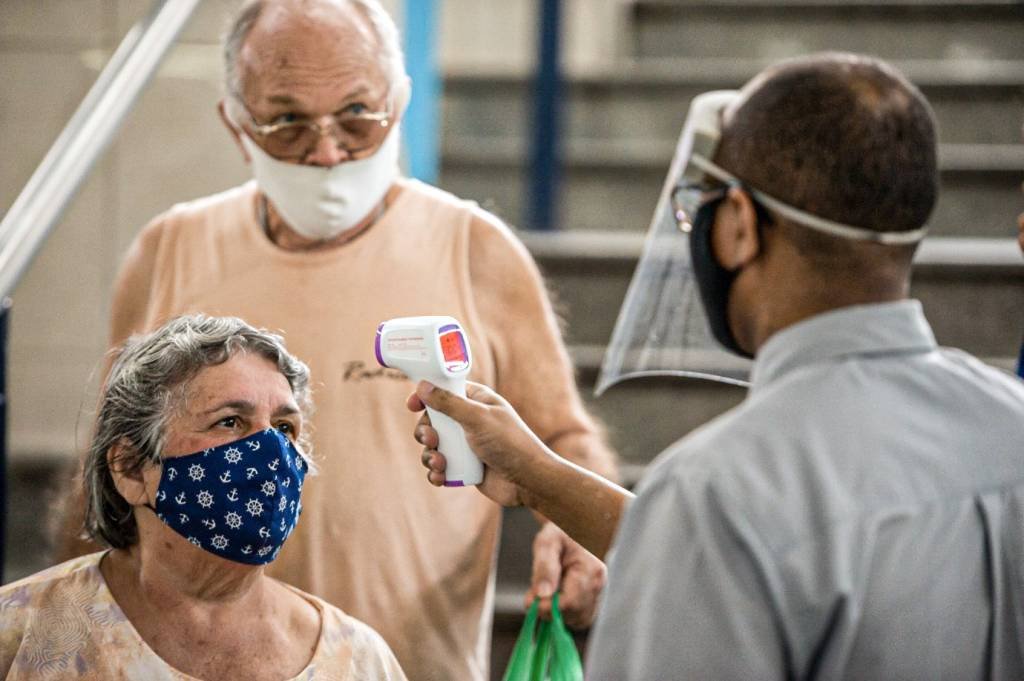 Risco de contágio por covid-19 volta a crescer no Rio