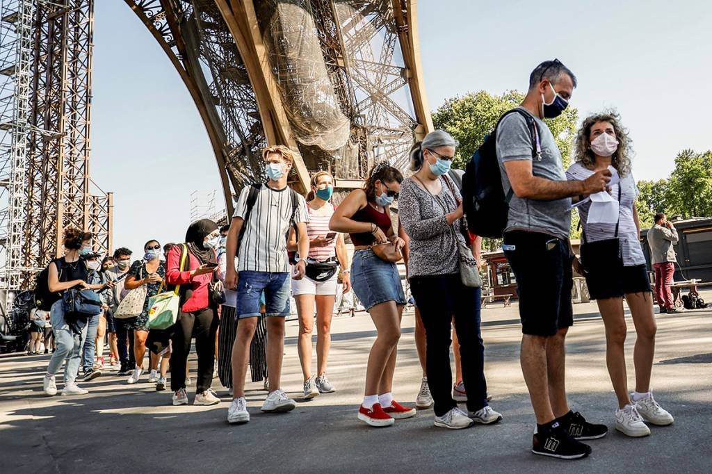 Torre Eiffel reabre após três meses fechada por causa da pandemia