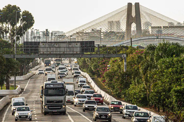 Trânsito em SP: cidades do interior têm registrado grande aumento de casos da covid-19 (Bruno Escolastico/PHOTOPRESS/Estadão Conteúdo)