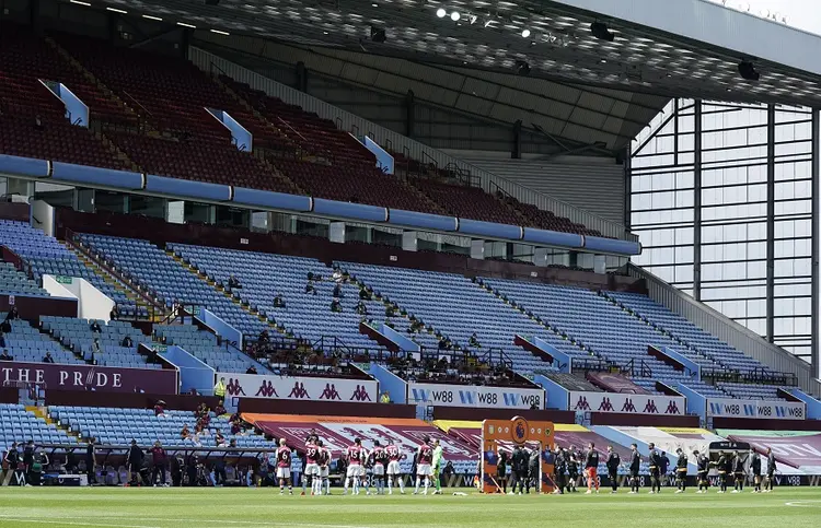 ESTÁDIO VAZIO NA PREMIER LEAGUE: o Twitch pode conectar milhares de torcedores em seu chat (Tim Keeton/Pool/Reuters)