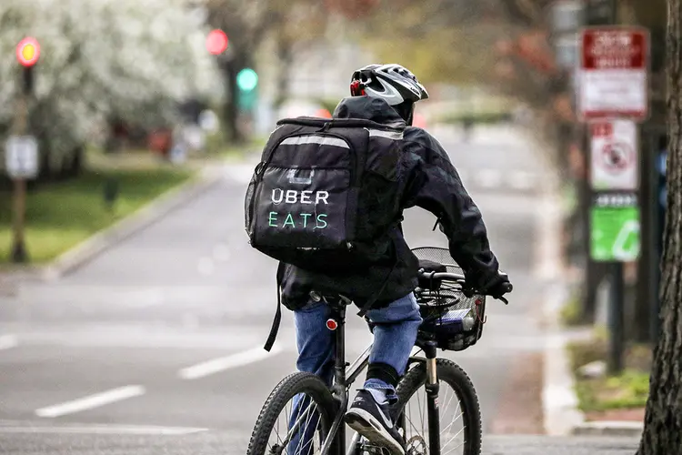 Uber: apesar da alta na demanda pelo Uber Eats, empresa vem sofrendo na pandemia com queda em volume de viagens (Jonathan Ernst/File Photo/Reuters)