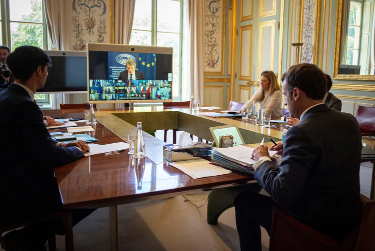 EMMANUEL MACRON EM REUNIÃO DA UE NESTA SEXTA-FEIRA: bloco faz os planos para a recuperação econômica (Eliot Blondet/Pool/Reuters)