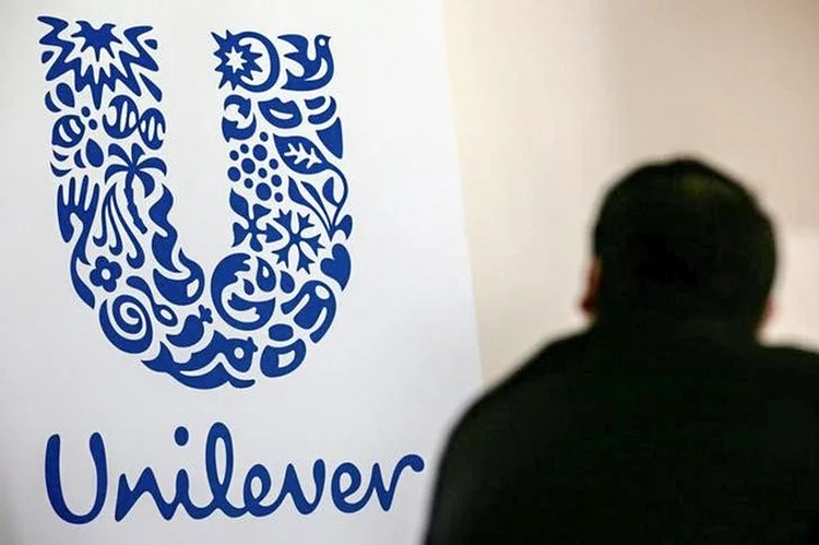 Logo da Unilever em fábrica em Saint-Dizier, na França: ações de Facebook e Twitter caíam mais de 7% nesta tarde na bolsa americana Nasdaq. (Philippe Wojazer/Reuters)