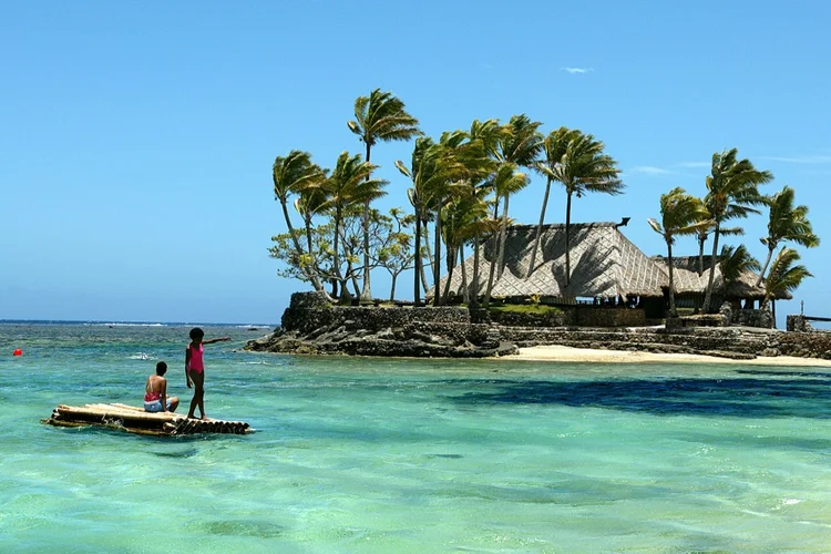 Praias paradisíacas da Costa de Coral, em Fiji, são destino popular entre turistas estrangeiros. (AFP/AFP)