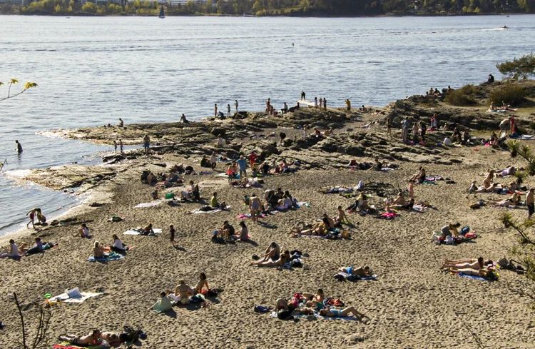 Praia em Oslo: sem poder viajar para fora do país, noruegueses têm curtido o próprio litoral (AFP/AFP)