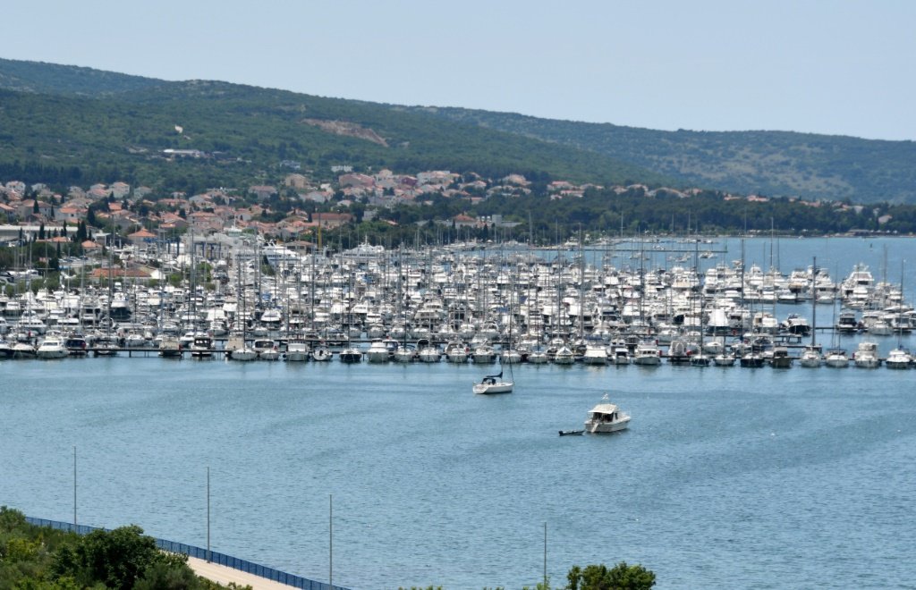 Vista da Marina Punat, na ilha de Krk, na Croácia