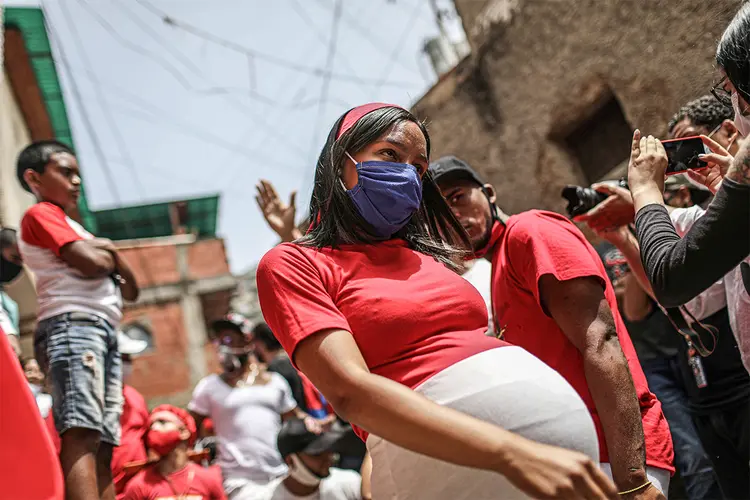 Mulher grávida participa de celebração de São João no bairro pobre de San Agustin em Caracas (Manaure Quintero/Reuters)