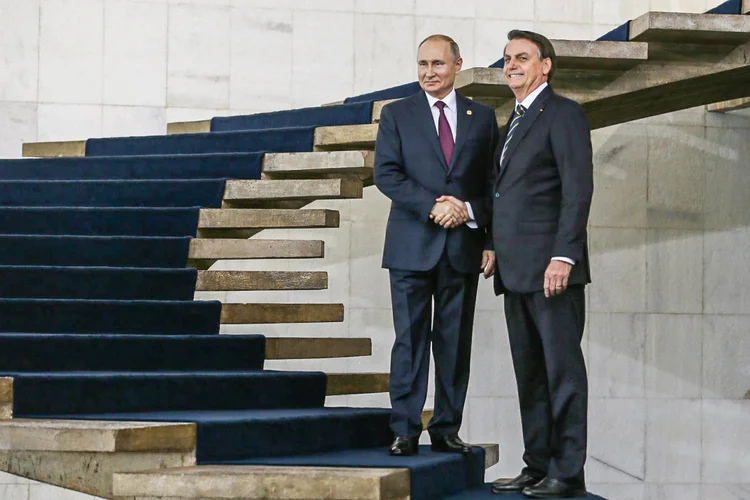 Os presidentes da Russia, Vladimir Putin e do Brasil, Jair Bolsonaro, posam para foto no palácio do Itamaraty (Valter Campanato/Agência Brasil)