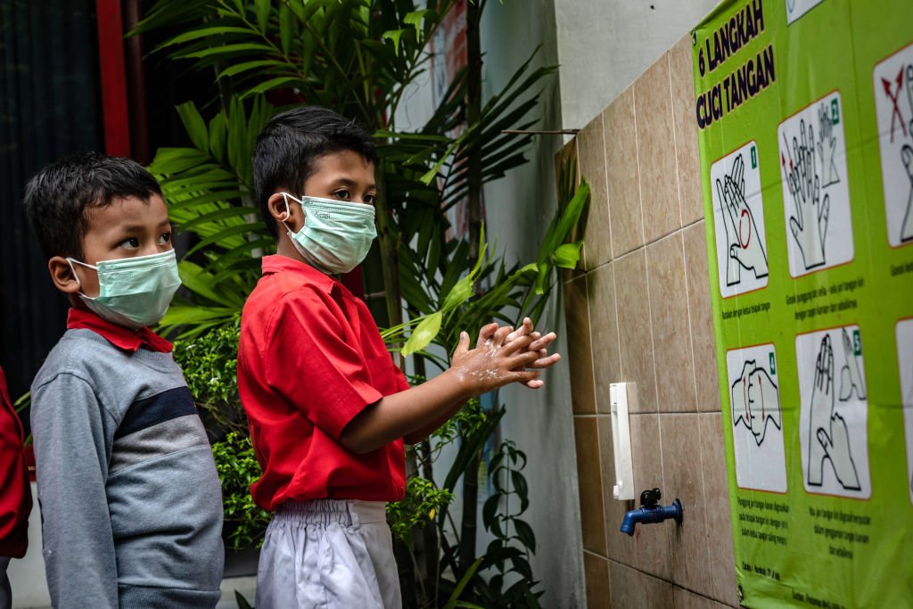 Volta às aulas no mundo: protocolos de higiene são os mais importantes para evitar novas infecções pelo novo coronavírus (Ulet Ifansast/Getty Images)
