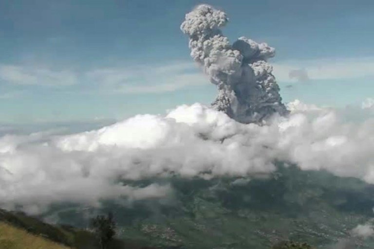 Um dos vulcões mais ativos do mundo, Merapi entra em erupção 2 vezes