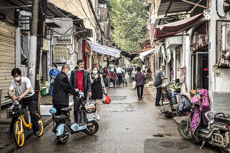 Wuhan: Especialistas dizem que o mercado ainda desempenha um papel na investigação e por isso é improvável que seja demolido (Qilai Shen/Bloomberg)