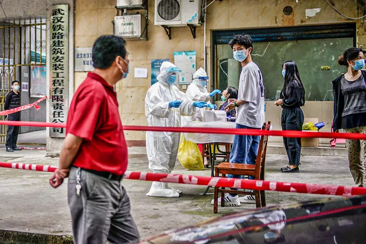 Testes de coronavírus em Wuhan, na China (Aly Song/Reuters)