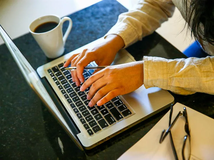 Em tempos de home office, a comunicação eficiente, tornou-se ainda mais importante – e não à toa, é considerada uma das habilidades do futuro (Marcelo Camargo/Agência Brasil)