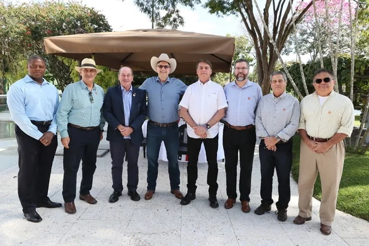 Todd Chapman e Jair Bolsonaro (ao centro): embaixador e presidente se reuniram no último sábado para celebrar o Dia da Independência Americana (Facebook/Reprodução)