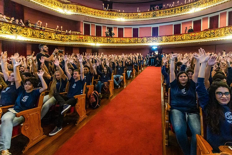 Alunos do instituto PROA no Theatro Municipal (PROA/Divulgação)