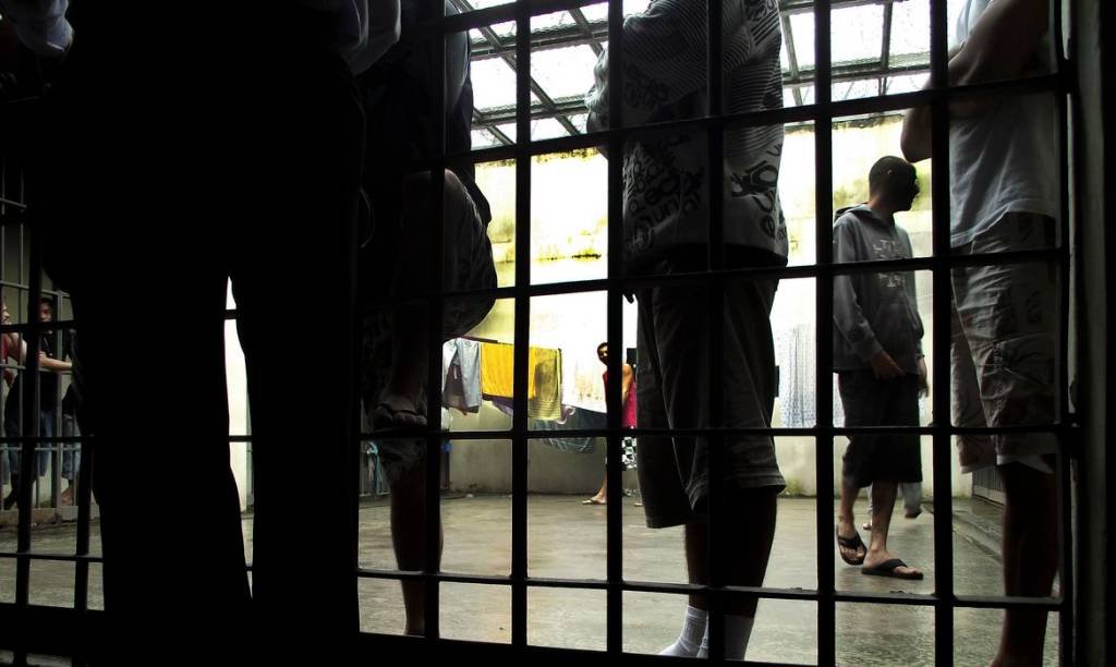 Imagem referente à notícia: Vai ter 'saidinha' dos presos no Dia das Mães? Entenda