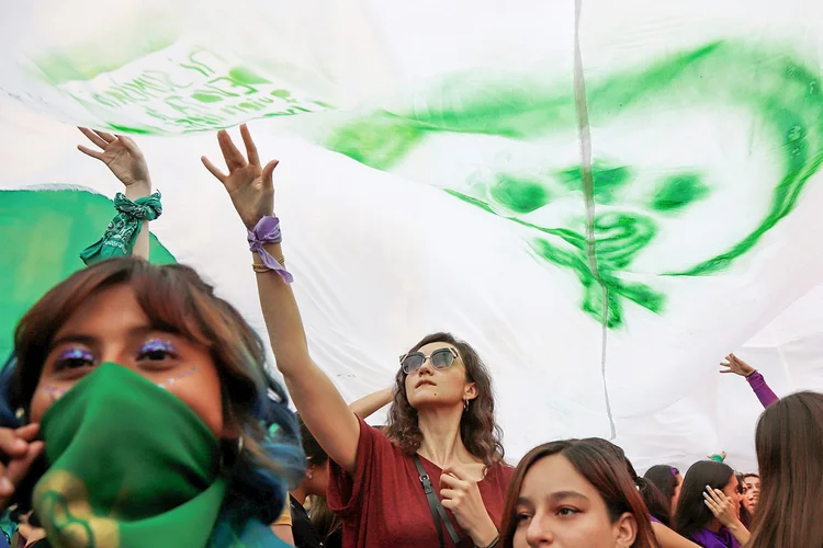 Mulheres: pandemia de covid-19 pode comprometer os progressos alcançados pelas mulheres nas últimas três décadas (Michelle Freyria/Reuters)