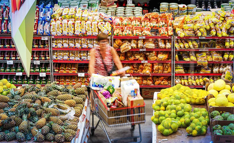Consumidora faz compras em supermercado de São Paulo (Paulo Whitaker/Reuters)