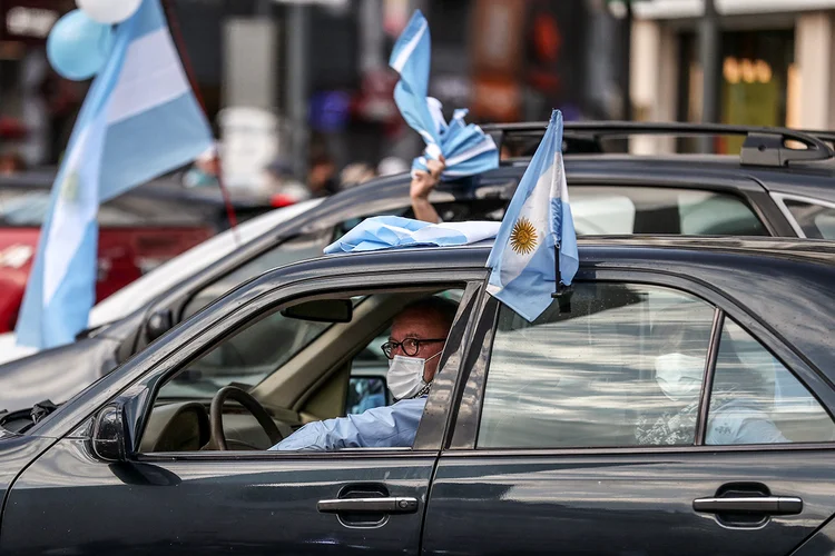 Protesto na Argentina: manifestante participa de ato contra a estatização da exportadora de grãos Vicentín e contra endurecimento de medidas de isolamento contra a covid-19 Buenos Aires,, 20 de junho de 2020. (Agustin Marcarian/Reuters)