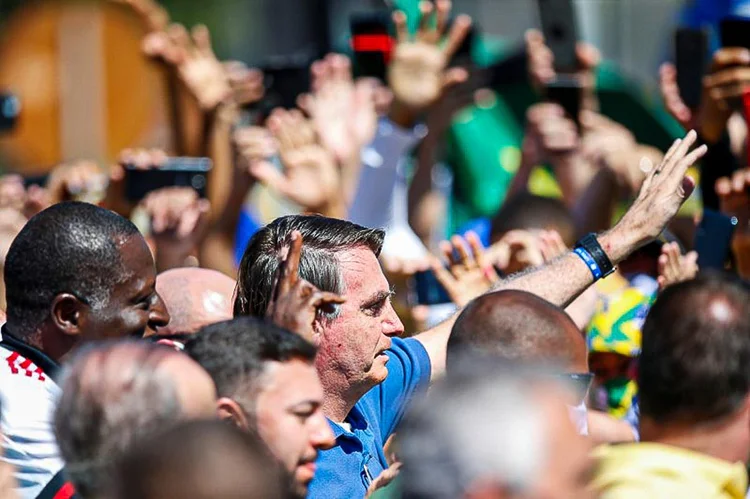 Presidente Jair Bolsonaro em meio a apoiadores durante manifestação em Brasília em maio de 2020 (Ueslei Marcelino/Reuters)