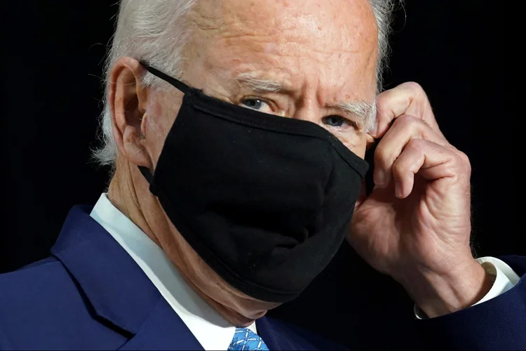 Joe Biden usa máscara de proteção após discursar em Wilmington, Delaware
30/06/2020  (Kevin Lamarque/Reuters)