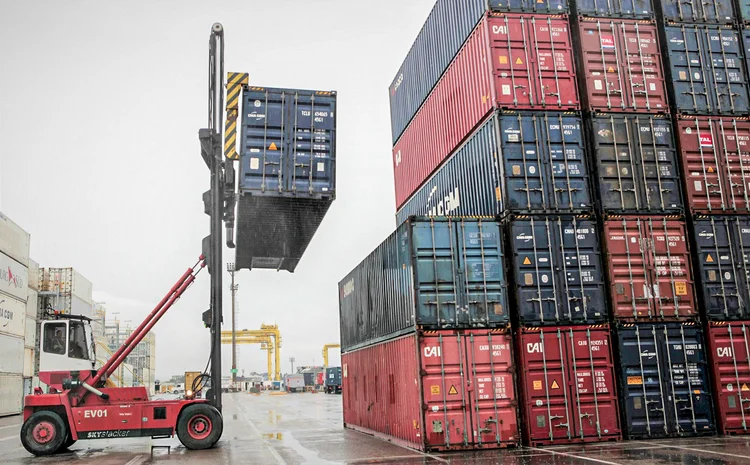 Trabalhadores carregam containers em porto de Santa Catarina: importações tiveram uma diminuição de 27,4%, pela média diária (Paulo Prada/Reuters)