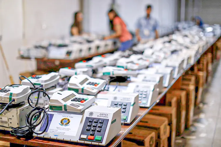 Justiça Eleitoral prepara urnas para as eleições 2020: candidatos com patrimônio superior a 300 mil reais que receberam auxílio emergencial perderam o benefício (Rodolfo Buhrer/Reuters)